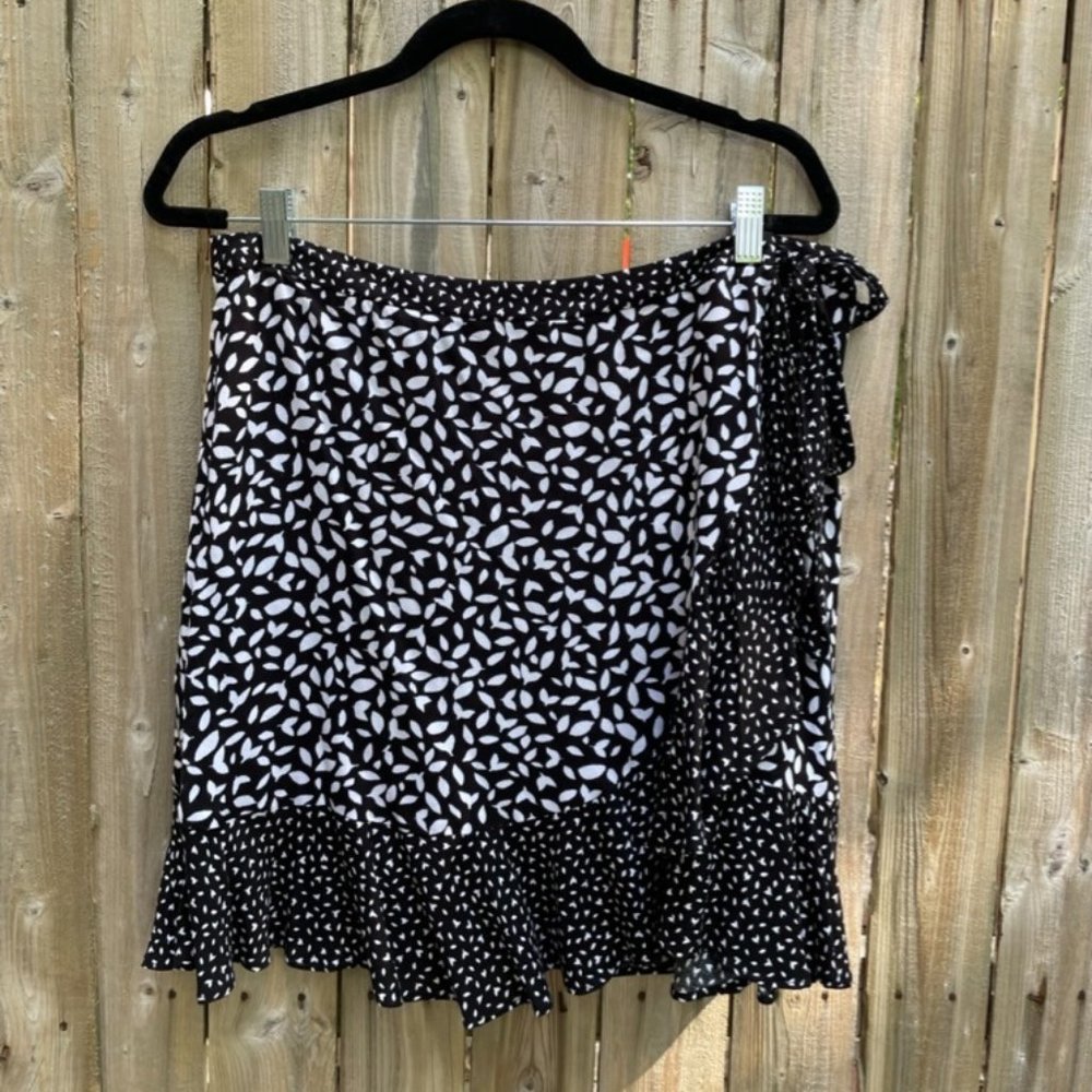 Banana Republic black-and-white wrap mini skirt (size 14)